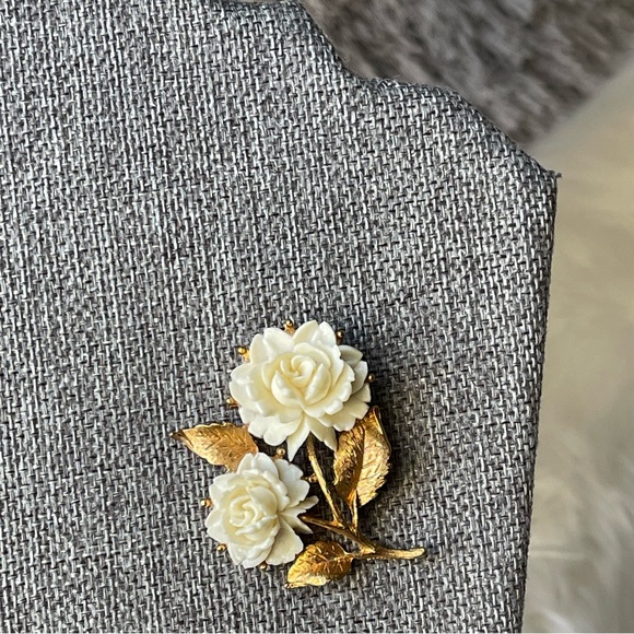 Vintage | White Rose Flower Carved Celluloid Gold Tone Brooch Pin - Picture 14 of 16